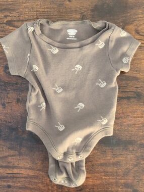 5/$25 Old Navy Sage Green Onesie Bodysuit 0-3M